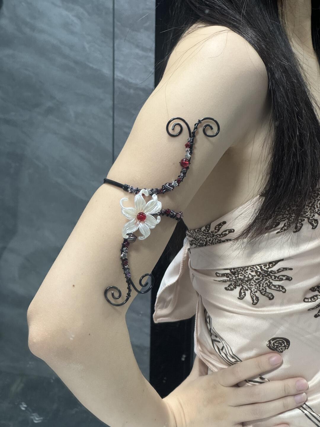 Iris Armlet
